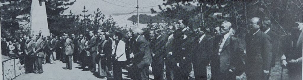 慰霊碑前での小祭典(昭和57年)