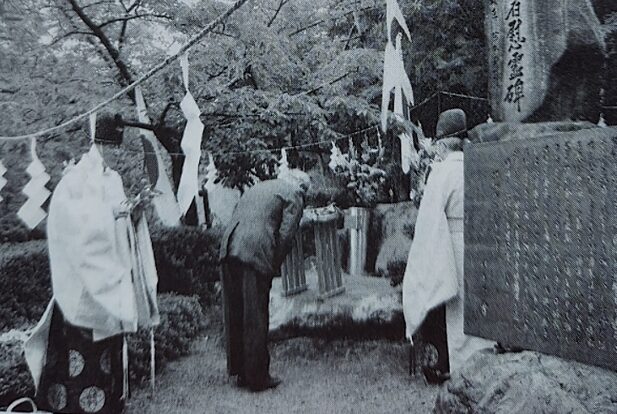 比島戦没者慰霊碑前の小祭典