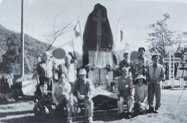バレテ峠の慰霊祭