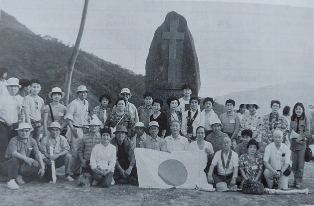 バレテ碑前の巡拝団