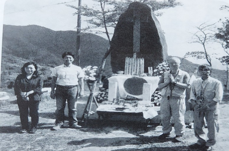 バレテ峠追悼碑での慰霊祭