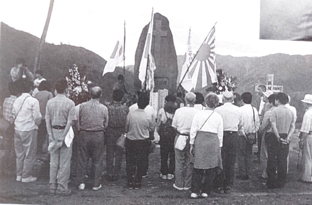 バレテ峠碑での慰霊祭