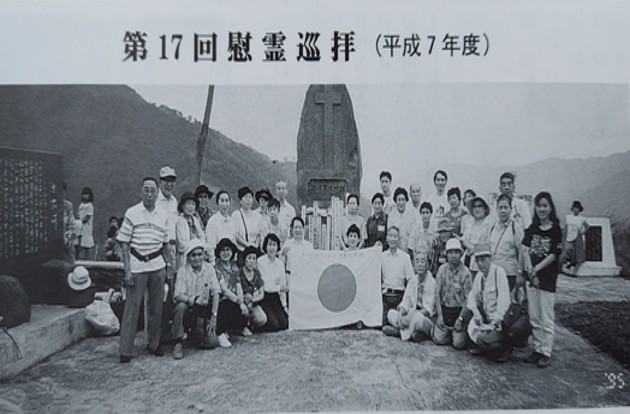 バレテ峠碑の巡礼団一行