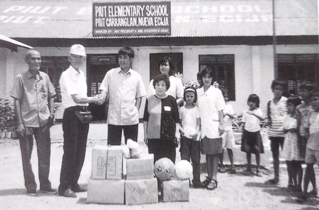 ビュート小学校学用品贈呈