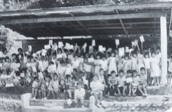 用品を手にするバリリ二グ小学校学童