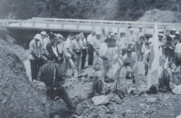 聯隊本部渓にて