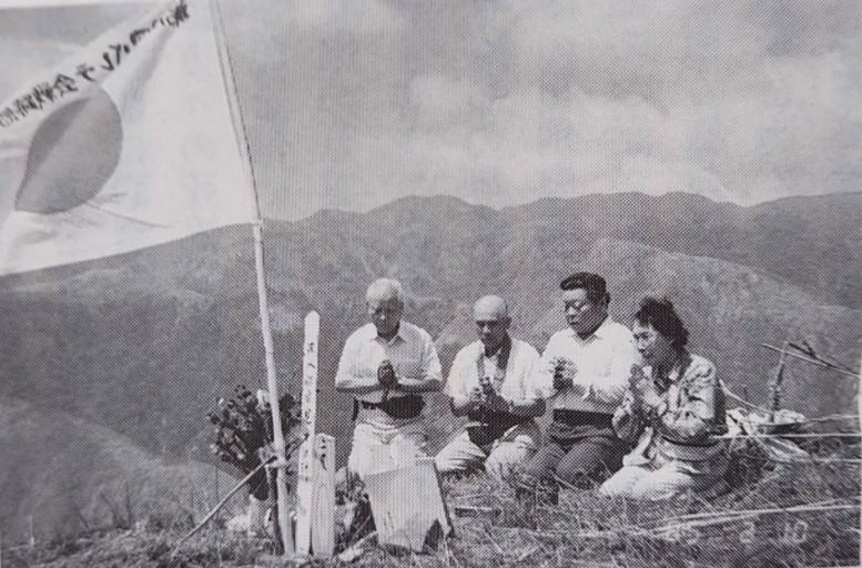 妙義山山頂の供養