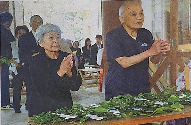 慰霊祭で玉串奉奠を行う
