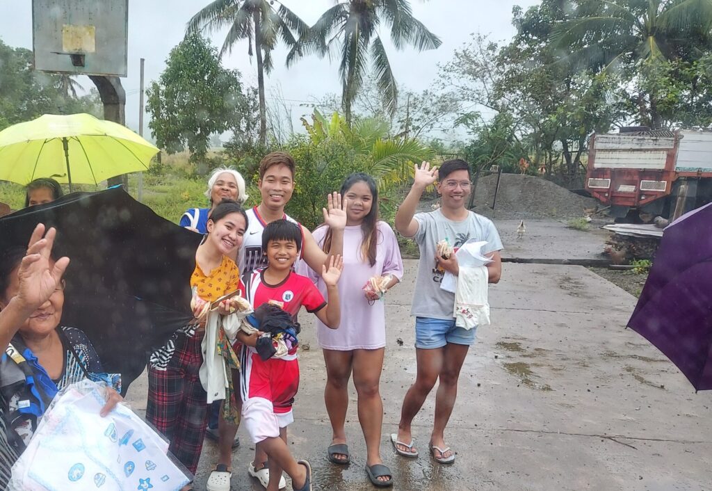 巡拝団一行を見送る村人（ピナパガン）