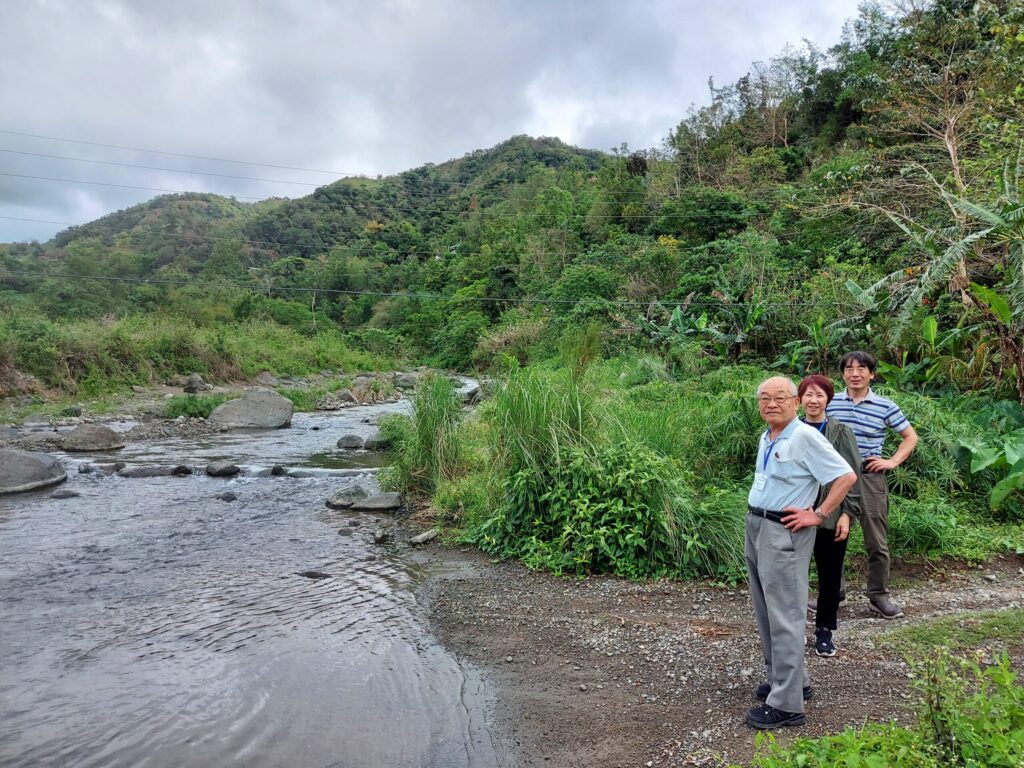 デグデグ川（後方にバレテ峠）