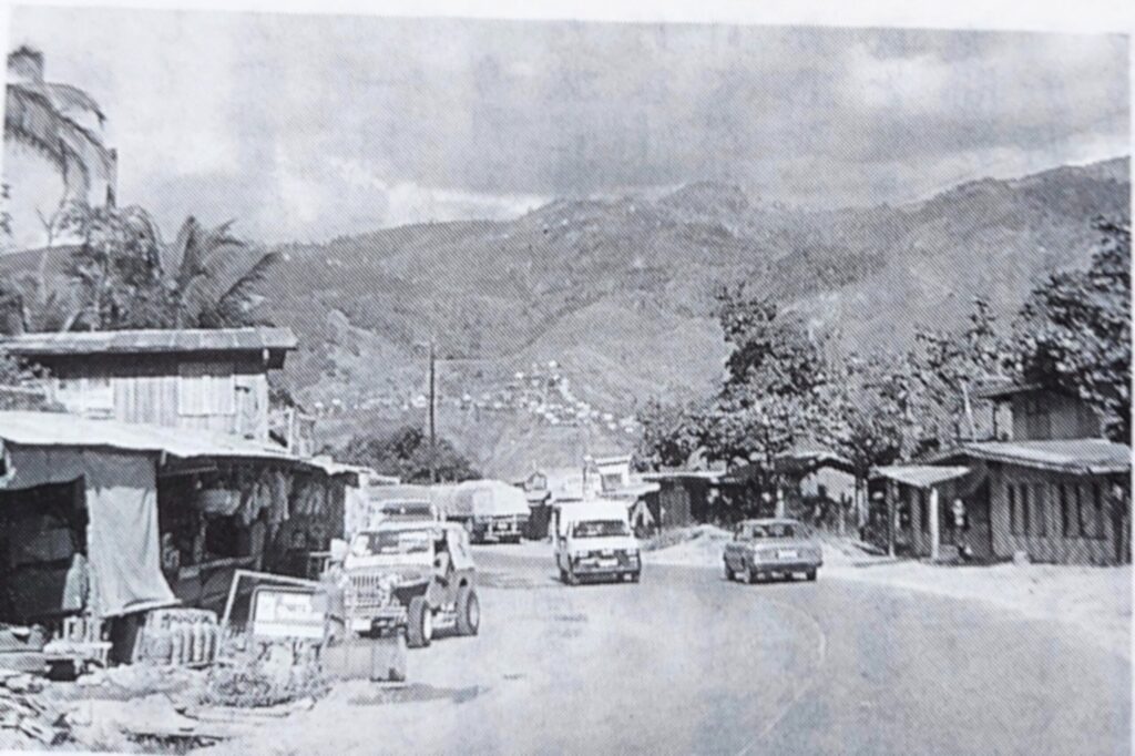 サンタフェ町（後方にバレテ峠）