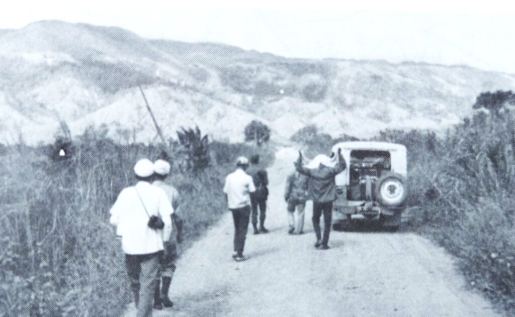 ホシ高地（左前方三角山）