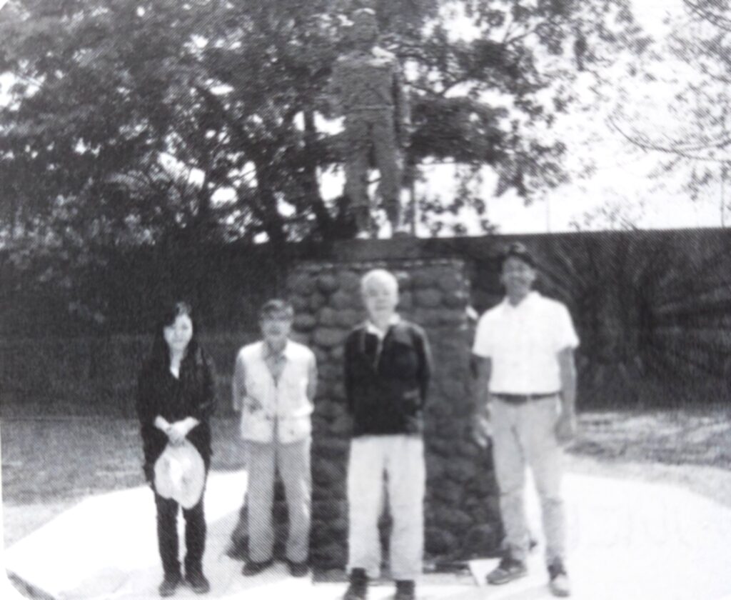 マバラカット特攻隊慰霊碑前