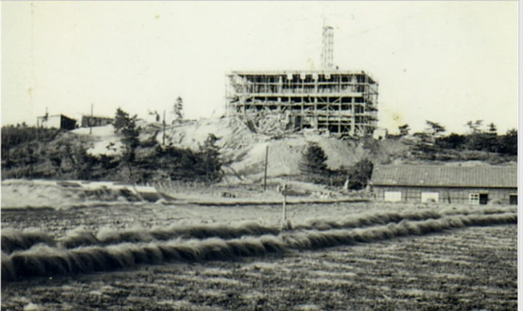鳥取大学砂丘研究所の本館建設。右下が従来の管理棟