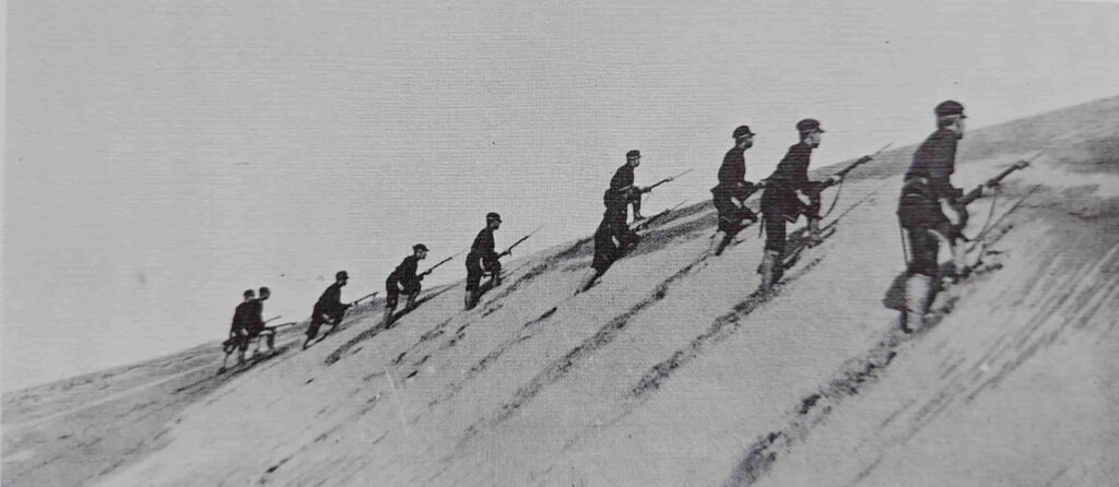 砂丘での軍事訓練（「写真で綴る市民の暮し」より）