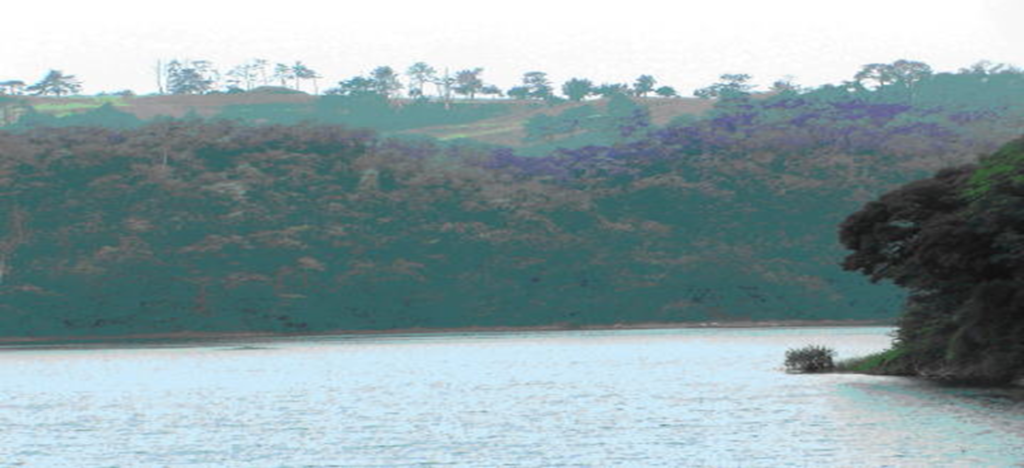 左の水面スレスレに姿を隠している小島