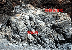 砂鉄を含む安山岩