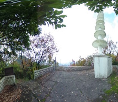 雁金山の山頂の平和塔
