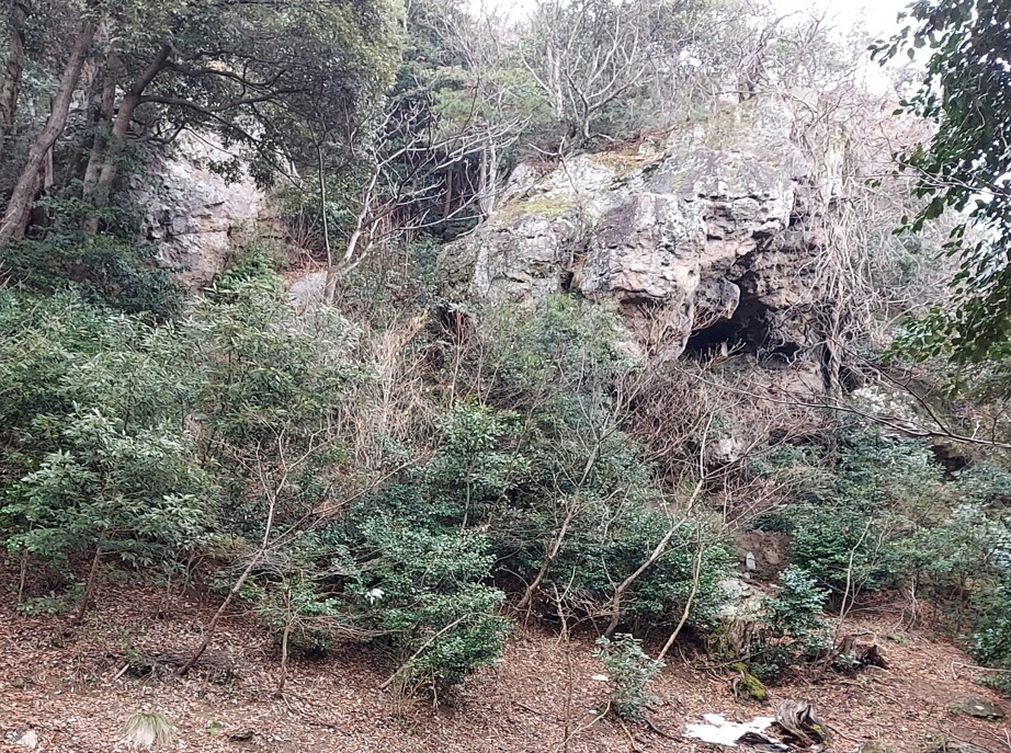 奥の院の巨岩と石窟仏堂（摩尼山）