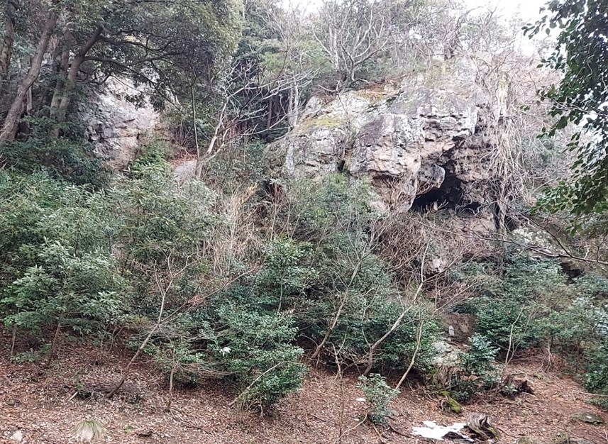 奥の院跡地（上方に巨岩と石窟仏堂、下が礎石が残る跡地