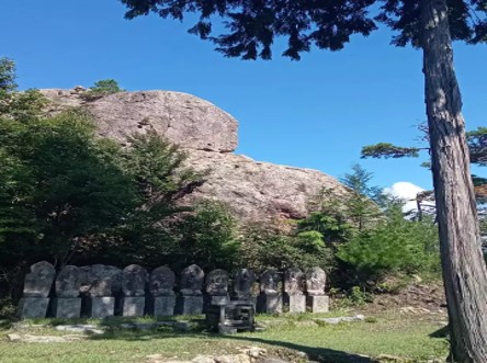 摩尼山山頂の立岩と観音像