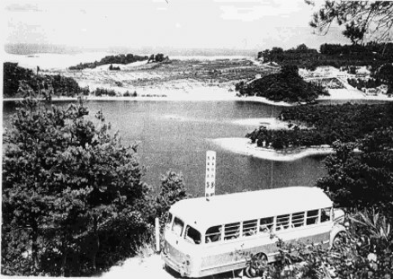 多鯰ヶ池東岸の旧国道９号線を走るバス