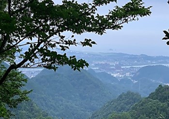 本陣山（太閤ヶ平）から久松山を見下ろす